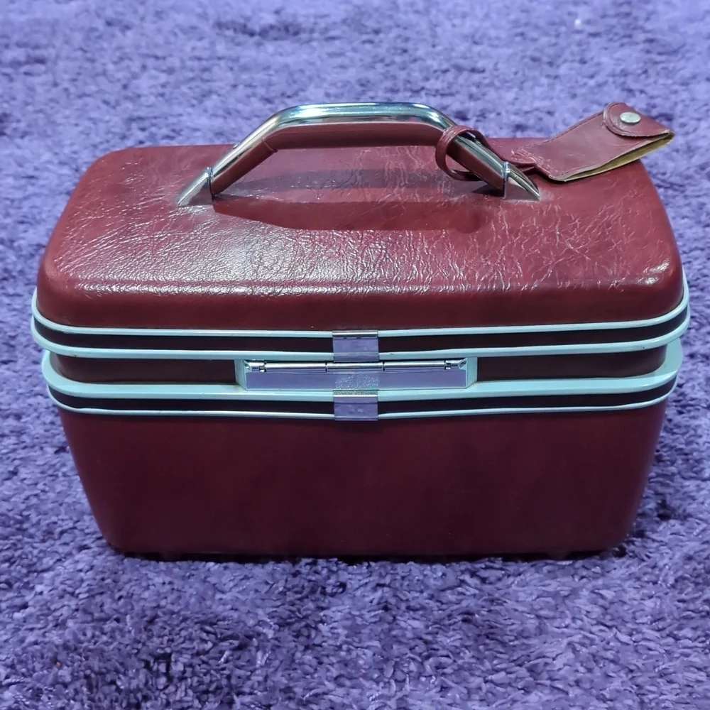 Vintage Samsonite Silhouette II Burgundy Red Train Clam Case No keys